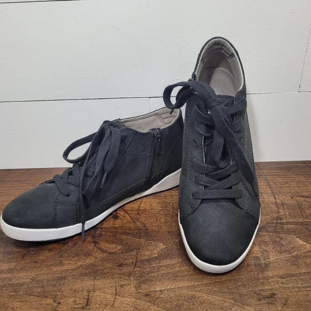 EUC Dansko Shoes Women's sz 39/7.5 US Onyx Milled Nubuck Low Top Zipper Shoes